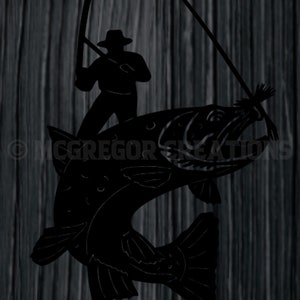 Op de afbeelding: Een zwart silhouet van een persoon die op een grote vis vist. De persoon draagt ​​een hoed en houdt een hengel vast. De vis springt uit het water.