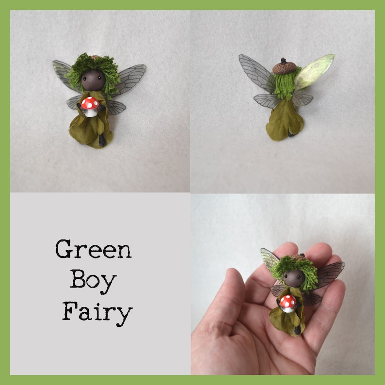 Op de afbeelding: Groene jongen fee figuur met vleugels, die een rode en witte paddenstoel vasthoudt. De fee draagt een groene en bruine outfit en heeft een groen mossig hoofd.