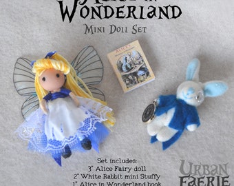 Puede incluir: Set de mini muñecas de Alicia en el país de las maravillas que incluye una muñeca hada de 7,6 cm con pelo de lana amarillo, un peluche de conejo blanco de 5 cm con abrigo azul y reloj, y un libro en miniatura de 2,5 cm.