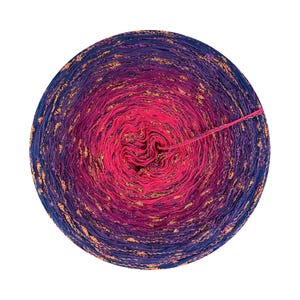 Może przedstawiać: Żywa kulka przędzy z gradientem kolorów, przechodząca od ciemnoniebieskiej krawędzi zewnętrznej do jasnoróżowego środka. Złote płatki są rozrzucone po całej przędzy, dodając odrobinę blasku. Przędza jest ciasno nawinięta.