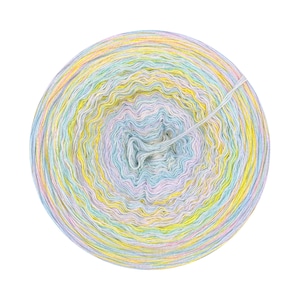 Puede incluir: Una bola de hilo con un arcoíris de colores, incluyendo rosa, azul, amarillo y blanco. El hilo está enrollado en espiral.