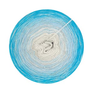 Op de afbeelding: Een ronde bol wol met een kleurenschema dat verloopt van een levendig turkooisblauw aan de randen naar een zacht, neutraal grijs in het midden. Het garen is strak opgerold, met een draad die uit het midden komt.