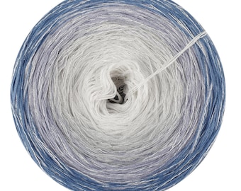 Puede incluir: Un ovillo de hilo con un degradado de azul, blanco y plateado. El hilo está enrollado en forma de bola y tiene un acabado brillante y metálico.
