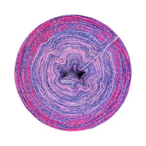 Könnte beinhalten: Eine Garnrolle in einem Farbverlauf von Rosa, Lila und Blau mit silbernen Glitzerfäden. Das Garn ist zu einem Kreis gewickelt und das Ende des Garns ist sichtbar.