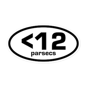 Puede incluir: Una pegatina ovalada blanca con borde negro y el texto "<12 parsecs" en negro.