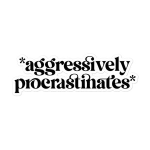 Könnte beinhalten: Schwarz-weißer Aufkleber mit dem Text "*aggressively procrastinates*"