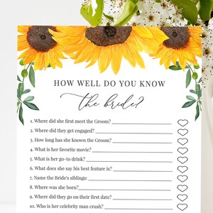 Könnte beinhalten: Ein druckbares Brautparty-Spiel mit einem Sonnenblumen-Design. Das Spiel fordert die Gäste auf, Fragen über die Braut zu beantworten, wie zum Beispiel, wo sie den Bräutigam kennengelernt hat, ihr Lieblingsfilm und ihr Hochzeitsdatum. Das Spiel enthält einen Platz für die Gäste, um ihre Antworten zu markieren, und einen Abschnitt, um die Gesamtzahl der richtigen Antworten zu addieren.