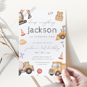 Puede incluir: Invitación a una fiesta de cumpleaños con temática de construcción con un camión volquete amarillo y marrón, una mezcladora de cemento, un chaleco de trabajador de la construcción, un casco y una señal de stop. La invitación dice "Let's dig up some fun for Jackson's 2nd birthday!" con la fecha y hora de la fiesta.