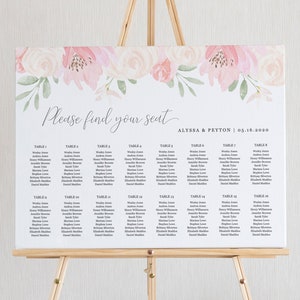 Op de afbeelding: Een zitplaatskaart voor een bruiloft met een bloemenontwerp in roze en groene tinten. De kaart geeft de namen van de gasten weer die aan elke tafel zijn toegewezen. De tekst bovenaan luidt "Zoek uw plaats" en "ALYSSA & PEYTON | 05.16.2020".