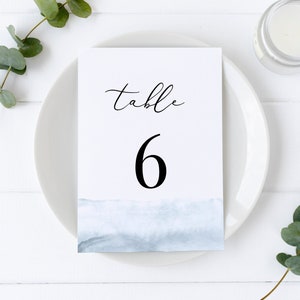 Cece - Modelo de número de mesa de casamento em aquarela, cartão de número de mesa azul empoeirado moderno, 5x7 e 4x6, modelo editável, download instantâneo