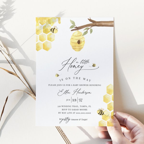 Könnte beinhalten: Eine Babyparty-Einladung mit einem Bienen-Thema. Die Einladung zeigt eine Aquarell-Illustration eines Bienenstocks, Bienen und eines Bienenkorbs. Der Text auf der Einladung lautet "A little Honey is on the way" und enthält den Namen "Ellen Henderson", das Datum "June 13", die Uhrzeit "4:00 PM", die Adresse "356 Winding Trail, Tampa, FL" und die RSVP-Informationen. Die Einladung enthält auch den Text "registry Amazon & Target".
