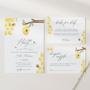 Może przedstawiać: Zaproszenie na baby shower z motywem pszcz&oacute;ł. Zaproszenie zawiera wz&oacute;r plastra miodu, ul i pszczoły. Tekst na zaproszeniu brzmi "Honey is on the way" i zawiera imię "Ella Henderson".