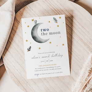 Puede incluir: Una invitación de cumpleaños con temática espacial. El diseño presenta una luna creciente, estrellas y cohetes. El texto dice "two the moon" e incluye detalles para el segundo cumpleaños de Oliver, incluyendo la fecha, hora y lugar.