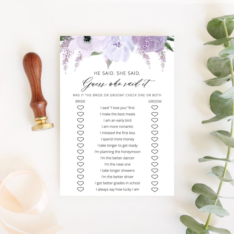 Puede incluir: Una tarjeta de juego imprimible con un dise&ntilde;o floral en tonos de morado y blanco. La tarjeta tiene el texto "&Eacute;l dijo. Ella dijo. Adivina qui&eacute;n lo dijo" y una lista de afirmaciones para adivinar qui&eacute;n las dijo, la novia o el novio.