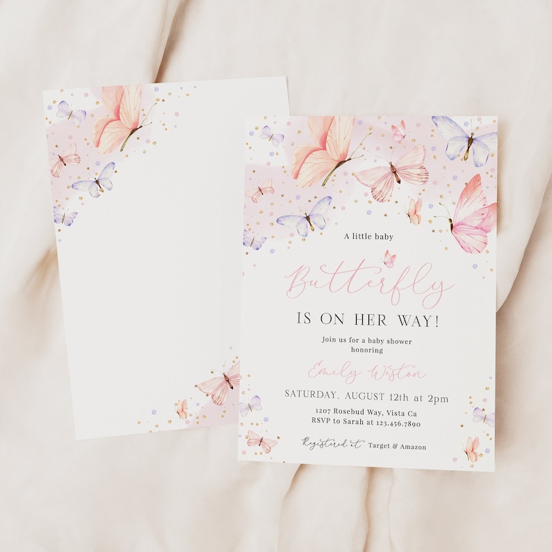 Puede incluir: Una invitaci&oacute;n de baby shower rosa y morada con un dise&ntilde;o de mariposa. La invitaci&oacute;n dice "&iexcl;Un peque&ntilde;o beb&eacute; Mariposa est&aacute; en camino!" e incluye el nombre "Emily Wiston".