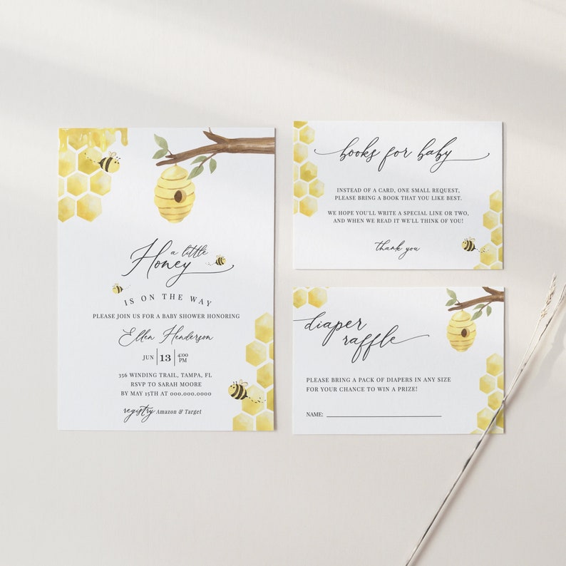 Może przedstawiać: Zaproszenie na baby shower z motywem pszcz&oacute;ł. Zaproszenie zawiera wz&oacute;r plastra miodu, ul i pszczoły. Tekst na zaproszeniu brzmi "Honey is on the way" i zawiera imię "Ella Henderson".