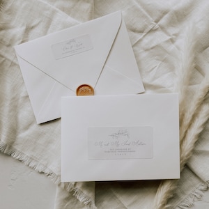 Peut inclure: Deux enveloppes blanches avec un sceau de cire sur l'une. L'enveloppe du dessus porte une étiquette avec le texte "Clara & Brett" et l'adresse "323 Lavender St, Carlisle, PA 17013". L'enveloppe du dessous porte une étiquette avec le texte "Mr and Mrs. Andrew" et l'adresse "323 Lavender St, Carlisle, Pennsylvania 17013".
