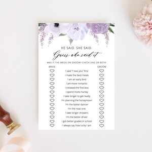 Puede incluir: Un juego de despedida de soltera imprimible con un dise&ntilde;o floral en tonos morados y blancos. El juego pide a los invitados que adivinen qui&eacute;n lo dijo, la novia o el novio, marcando las casillas junto a una lista de afirmaciones.