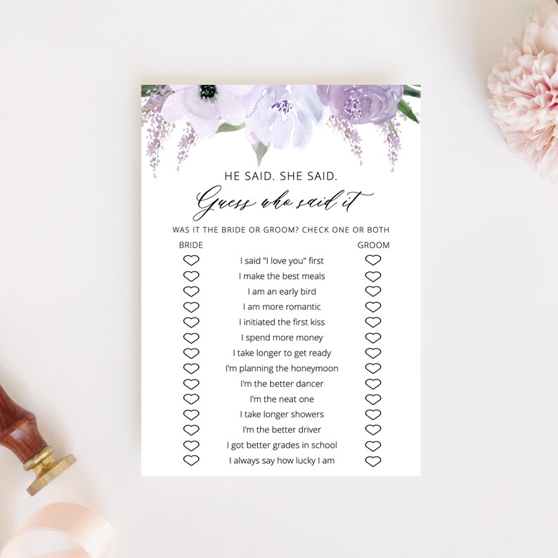 Puede incluir: Un juego de despedida de soltera imprimible con un dise&ntilde;o floral en tonos morados y blancos. El juego pide a los invitados que adivinen qui&eacute;n lo dijo, la novia o el novio, marcando las casillas junto a una lista de afirmaciones.