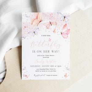 Puede incluir: Una invitaci&oacute;n de baby shower rosa y blanca con un dise&ntilde;o de mariposa. La invitaci&oacute;n dice "&iexcl;Un peque&ntilde;o beb&eacute; Mariposa est&aacute; en camino!" e incluye la fecha, la hora y el lugar de la ducha. Tambi&eacute;n dice "RSVP a Sarah al 123.456.7890" y "Registrado en Target & Amazon".