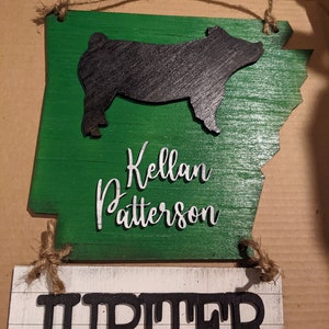 Arkansas Stall Sign – State Shaped Livestock Tag for 4H & FFA – Custom Barn Sign for Steer, Pig, Goat, Lamb, Turkey, Dairy Goat