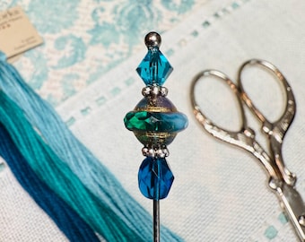オーシャンブルーのカウントピン ～アクア、ティール～ スワロフスキークリスタルビーズ刺繍アクセサリー