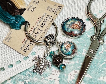 Meeresschildkröte ~ Thread Keep & Needle Minder ~ Teal Blau, Gold, Mokka Braun ~ Tortuga Anhänger