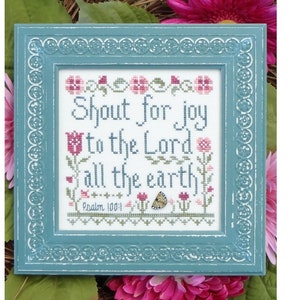 Może przedstawiać: Haftowany obraz krzyżykowy w ramie w kolorze niebieskim, z białym tłem. Haftowany wzór przedstawia kwiaty, motyla i tekst "Shout for joy to the Lord all the earth" oraz "Psalm 100:1".