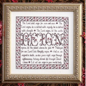 Może przedstawiać: Haftowany obraz krzyżykowy w ramie z kwiatowym obramowaniem i tekstem "The Lord shall reign for ever and ever. The Lord reigns, he is clothed with majesty, he is clothed with strength. The Lord reigns, let the earth rejoice, let the distant shores be glad. Hallelujah. For our Lord God Almighty reigns, just as sin reigned in death, so also grace might reign through righteousness to bring eternal life through Christ Jesus. Let not sin reign in your mortal body."