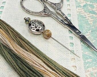 セージフラワーカウントピン ～ソフトグリーン、アンティークシルバー～ チェコガラスビーズ刺繍アクセサリー