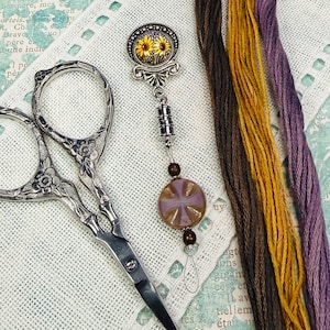 Aide-mémoire tournesol et enfile-aiguille amovible ~ Violet, marron moka, jaune