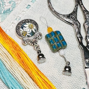 Needle Minder with detachable threader ~ Daisy Bubbles ~ Blue, White, Yellow