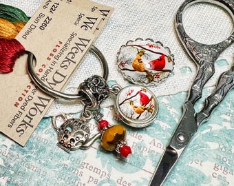 Pájaros de invierno ~ Guardahilos y agujas ~ Dorado, rojo, verde ~ Amuleto de tetera