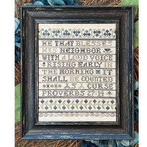 Puede incluir: Un bordado a punto de cruz enmarcado con fondo beige y bordado en negro, marrón y azul. El texto dice "He that blesses his neighbor with a loud voice rising early in the morning, it shall be counted as a curse. Proverbs 27:14."