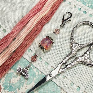 Tijeras de princesa de cuento de hadas ~ Rosa milenario, arcoíris esmerilado ~ Cristal de Swarovski, dije de carruaje
