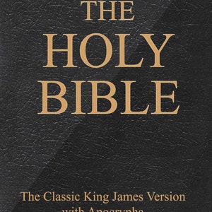 Puede incluir: La Santa Biblia, un libro encuadernado en cuero negro con letras doradas, con el texto "The Classic King James Version with Apocrypha".
