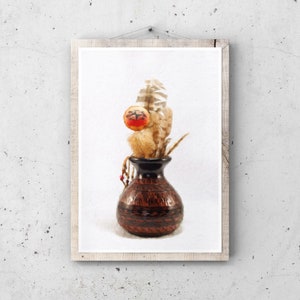 Puede incluir: Un jarrón marrón y negro con un patrón decorativo, lleno de flores secas y un pequeño adorno rojo y naranja.