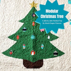 Könnte beinhalten: Ein grüner gesteppter Weihnachtsbaum mit bunten Ornamenten, einem braunen Sockel und einem goldenen Stern oben. Der Baum ist 91 cm x 76 cm groß und Teil eines modularen Quiltmusters.
