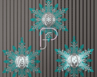 Pode incluir: Três ornamentos de floco de neve azul turquesa com lanternas de papel branco dentro. As lanternas têm um desenho de floco de neve e estão iluminadas. O fundo é um padrão de listras cinzas e brancas.