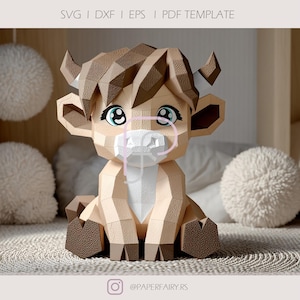 Peut inclure: Une sculpture en papier d'une vache de dessin animé aux tons beige et marron. La vache a de grands yeux expressifs et est assise sur une surface texturée. Le texte "SVG | DXF | EPS | PDF TEMPLATE" est en haut de l'image.