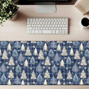 Könnte beinhalten: Eine rechteckige Schreibtischunterlage mit einem sich wiederholenden Muster aus stilisierten Weihnachtsbäumen in Weiß, Gold und Blau auf einem marineblauen Karohintergrund. Die Matte dient zum Schutz einer Schreibtischoberfläche.