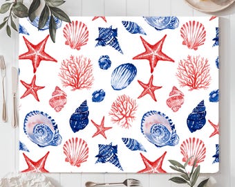 Manteles individuales patrióticos con motivos costeros, decoración de mesa con acuarela de conchas marinas rojas y azules, ideal para cenas de verano en casas de playa.