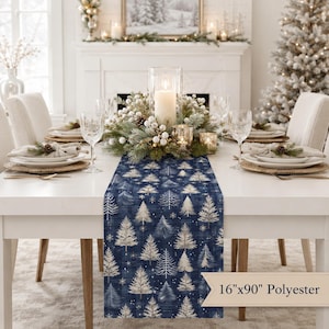 Blauwe winterdennenboom tafelloper, besneeuwd bos vakantiedecor (katoen keperstof of polyester)