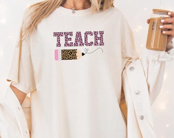 Leopard Muster Lehrer Komfort Farben T-Shirt: Zurück zur Schule Outfit