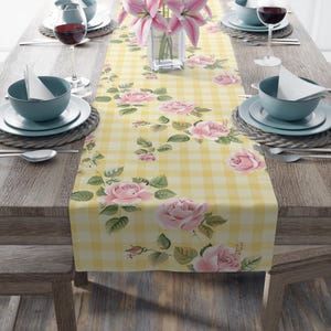Tafelloper gele gingangroos, roze bloemen cottagecore decor, lente/zomer theekransje loper