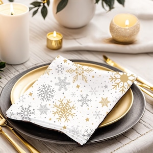 Snöflingeservett i guld och silver: Elegant julbordsdekoration