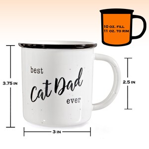 Pode incluir: Caneca de cer&acirc;mica branca com borda e al&ccedil;a pretas. A caneca tem um esmalte branco salpicado e texto preto que diz "best Cat Dad ever". A caneca tem 3,75 polegadas de altura, 3 polegadas de largura e 2,5 polegadas de profundidade.