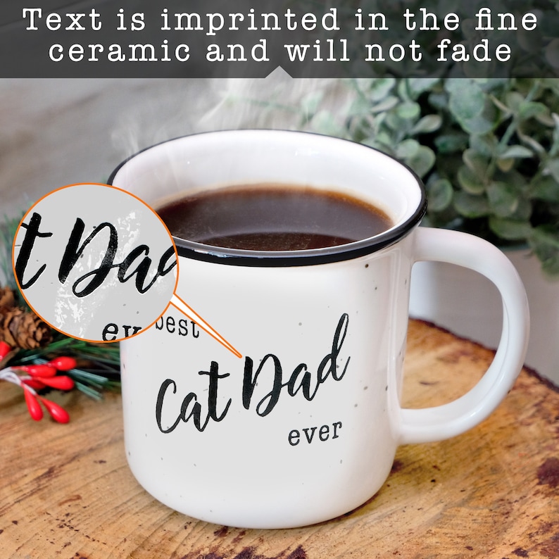 Pode incluir: Caneca de caf&eacute; de cer&acirc;mica branca com texto preto que diz "Cat Dad ever". A caneca est&aacute; cheia de caf&eacute; e vapor est&aacute; subindo do topo.