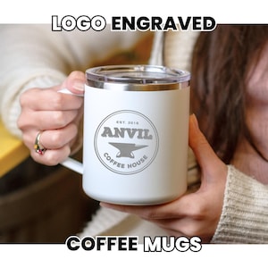 Mugs à café avec logo personnalisé • Mugs isothermes avec couvercle • Cadeaux pour le service du personnel • Objets publicitaires publicitaires de l'entreprise • Gravure du logo • Cadeaux d'entreprise • H18