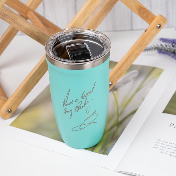 Mamãe vai chorar quando vir — Copo térmico com caligrafia gravada, lembrança especial, presente personalizado para o Dia das Mães que ela guardará com carinho todos os dias.